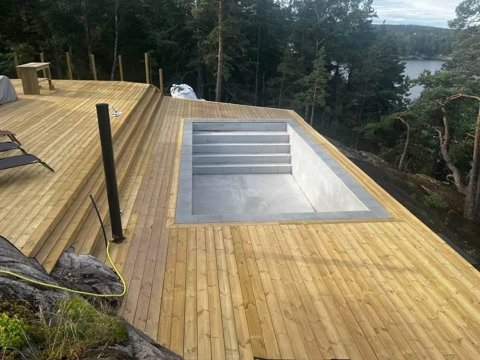 Nybyggt pooldäck i trä i Stockholms skärgård