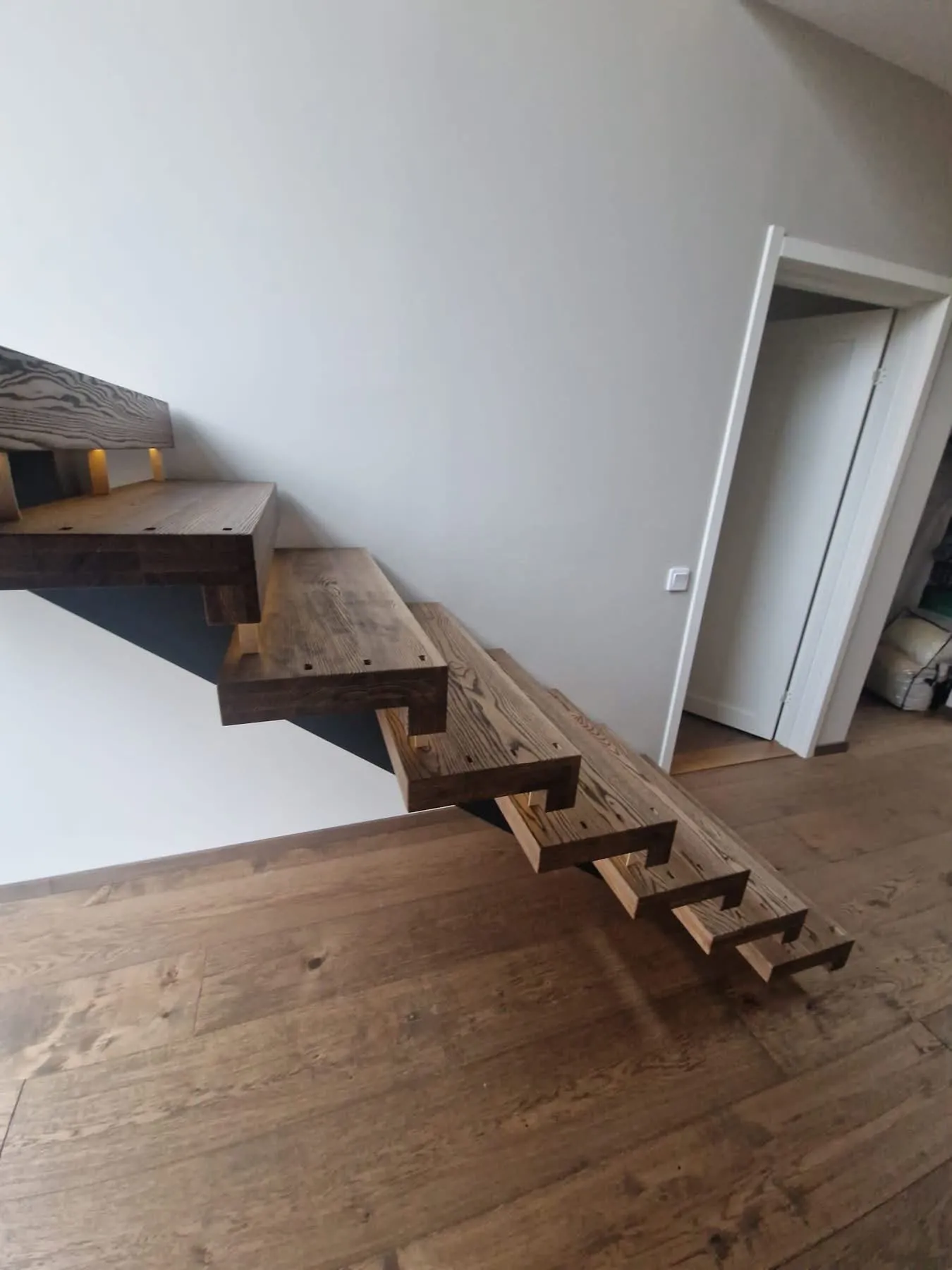 Platsbyggd flytande trätrappa